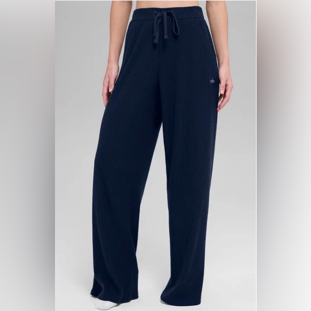 ALO YOGA Muse Wide Leg Pants in Navy Size Medium NWOT